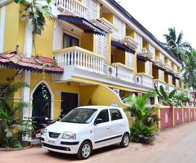 https://imgcld.yatra.com/ytimages/image/upload/t_hotel_yatra_city_desktop/v1390447582/Domestic Hotels/Hotels_Goa/Hotel Castle House/Facade~517.jpg